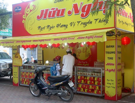 Bánh trung thu tăng giá mạnh vẫn đắt hàng - 1 Bánh trung thu tăng giá mạnh vẫn đắt hàng - 1