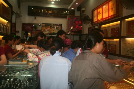 Vàng tăng giá, dân Hà Nội ồ ạt mua vào - 1