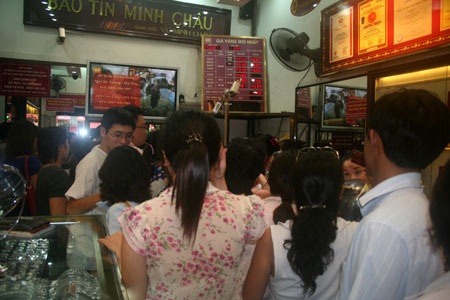 “Nghẹt thở” vì tranh mua vàng - 4 “Nghẹt thở” vì tranh mua vàng - 4
