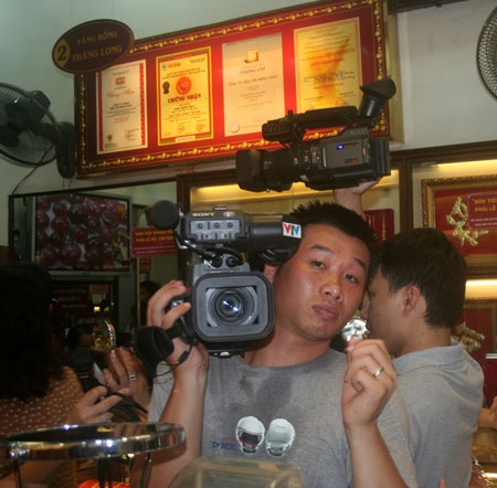 Vàng tăng giá, phóng viên thị trường toát mồ hôi - 1