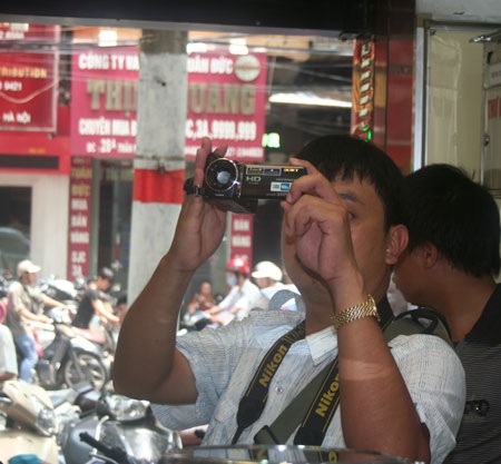 Vàng tăng giá, phóng viên thị trường toát mồ hôi - 5