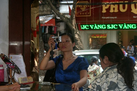 Vàng tăng giá, phóng viên thị trường toát mồ hôi - 9