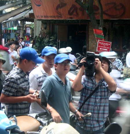 Vàng tăng giá, phóng viên thị trường toát mồ hôi - 2