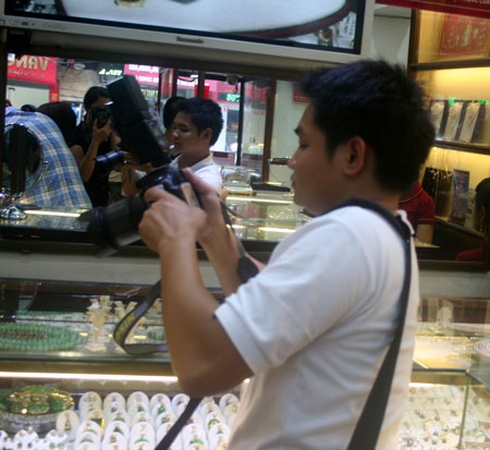 Vàng tăng giá, phóng viên thị trường toát mồ hôi - 12