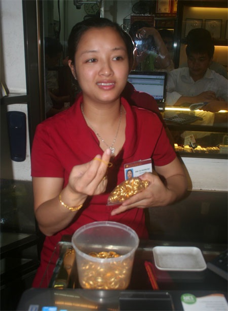 Hiệu vàng... hết tiền vì lực bán tăng vọt - 4 Hiệu vàng... hết tiền vì lực bán tăng vọt - 4