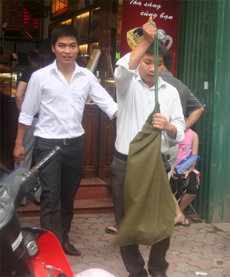 Hiệu vàng... hết tiền vì lực bán tăng vọt - 6 Hiệu vàng... hết tiền vì lực bán tăng vọt - 6