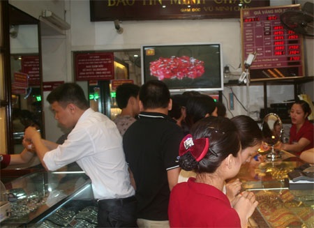 Hiệu vàng... hết tiền vì lực bán tăng vọt - 2 Hiệu vàng... hết tiền vì lực bán tăng vọt - 2