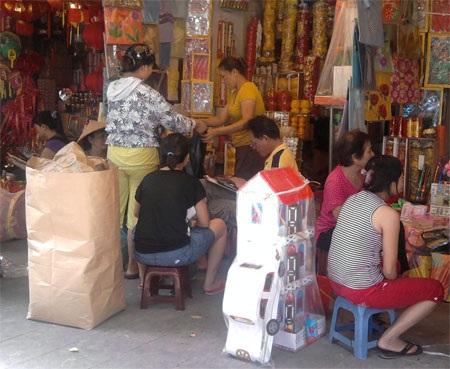 Thời trang... âm phủ đắt tiền vẫn “hút” khách - 1 Thời trang... âm phủ đắt tiền vẫn “hút” khách - 1