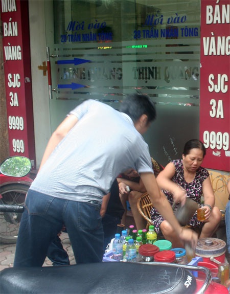 Trà đá "hút" khách nhờ vàng - 1 Trà đá "hút" khách nhờ vàng - 1