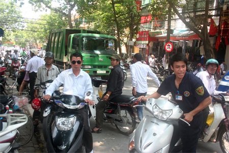 Nhà vàng bất ngờ ngừng giao dịch - 2 Nhà vàng bất ngờ ngừng giao dịch - 2