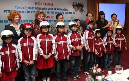 Thứ trưởng Bộ GTVT “xui” trẻ em khóc đòi đội mũ bảo hiểm - 2 Thứ trưởng Bộ GTVT “xui” trẻ em khóc đòi đội mũ bảo hiểm - 2