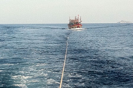 Tàu QB 92348 TS được tàu cứu hộ lai dắt về bờ (Ảnh: Quỳnh Anh)