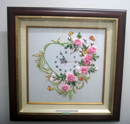 “Nở rộ” phong trào thêu tranh chữ thập tại Hà Nội - 4 “Nở rộ” phong trào thêu tranh chữ thập tại Hà Nội - 4