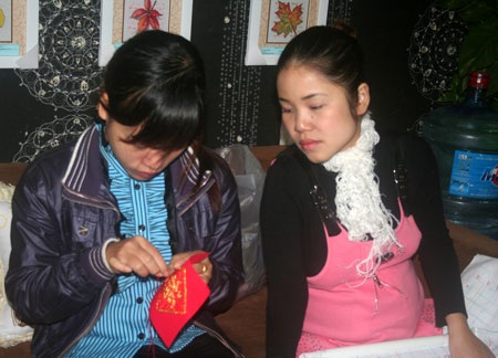 “Nở rộ” phong trào thêu tranh chữ thập tại Hà Nội - 1 “Nở rộ” phong trào thêu tranh chữ thập tại Hà Nội - 1