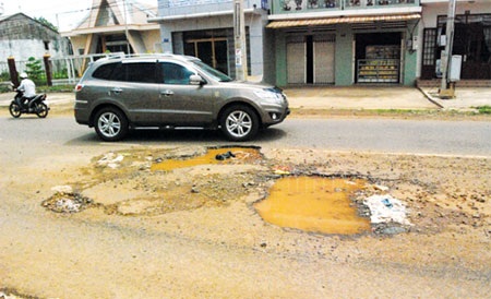 Thủ tướng yêu cầu bố trí vốn nâng cấp đường vận chuyển bauxite - 1