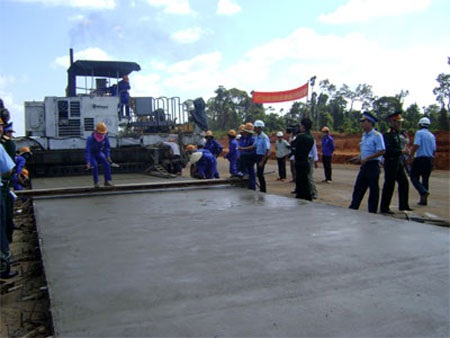 Sẽ làm đường bê tông xi măng thay thế bê tông nhựa - 1 Sẽ làm đường bê tông xi măng thay thế bê tông nhựa