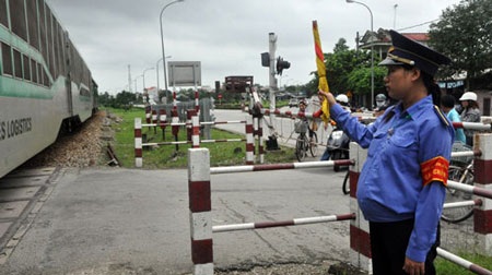 Bộ trưởng GTVT gửi thư khen thai phụ lao ra đường sắt cứu người  - 1 Bộ trưởng GTVT gửi thư khen thai phụ lao ra đường sắt cứu người  - 1