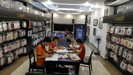 Khai trương “điểm hẹn văn hóa” thêu tranh chữ thập