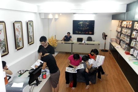 Khai trương “điểm hẹn văn hóa” thêu tranh chữ thập