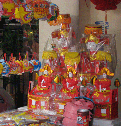 Chạnh lòng nhìn đồ chơi Trung thu truyền thống bị “lép vế” - 9 Những đồ chơi truyền thống được treo lên, xếp đống như thể cho đủ bộ
