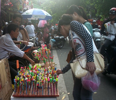Chạnh lòng nhìn đồ chơi Trung thu truyền thống bị “lép vế” - 12 Thị trường đồ chơi truyền thống ảm đạm là lí do nghệ nhân nặn tò he này nghĩ