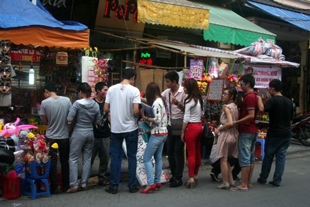Trung thu phố cổ: Người lớn “chiếm chỗ” trẻ em - 3 Cả tập đoàn người lớn kéo nhau về phố cổ mua quà Trung thu
