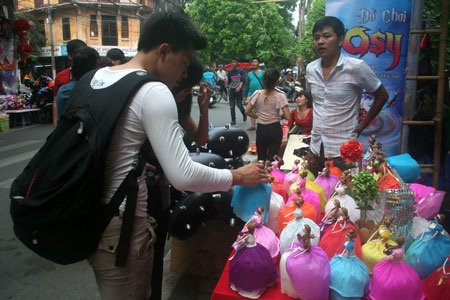 Trung thu phố cổ: Người lớn “chiếm chỗ” trẻ em - 4 Những con búp bê đồ chơi của trẻ con nay là quà tặng của người lớn