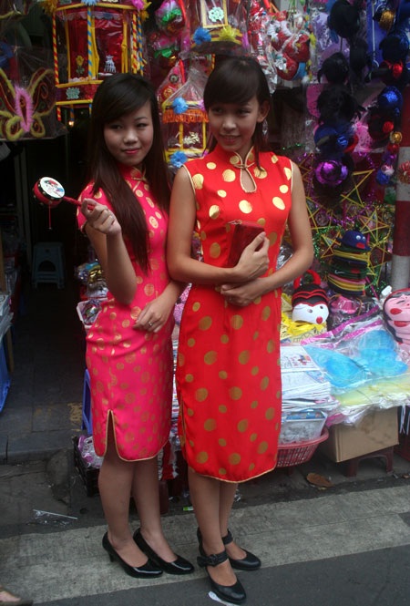 Trung thu phố cổ: Người lớn “chiếm chỗ” trẻ em - 9 Thanh niên nam nữ là lực lượng chính ở phố Trung thu những ngày này