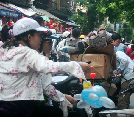 Trung thu phố cổ: Người lớn “chiếm chỗ” trẻ em - 2 Phố cổ đông nghẹt người dịp Trung thu