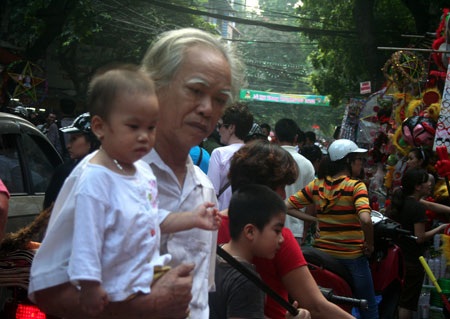 Trung thu phố cổ: Người lớn “chiếm chỗ” trẻ em - 11 Những đứa trẻ hiếm hoi xuất hiện