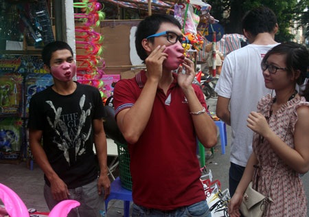 Trung thu phố cổ: Người lớn “chiếm chỗ” trẻ em - 6 Thanh niên nam nữ là lực lượng chính ở phố Trung thu những ngày này