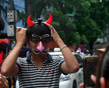 Trung thu phố cổ: Người lớn “chiếm chỗ” trẻ em - 7 Thanh niên nam nữ là lực lượng chính ở phố Trung thu những ngày này