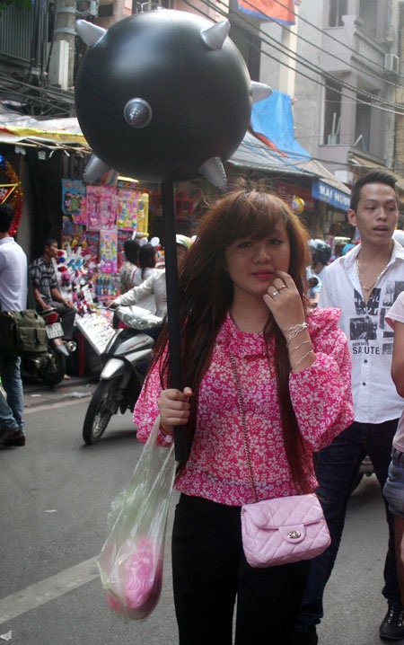 Trung thu phố cổ: Người lớn “chiếm chỗ” trẻ em - 5 Những món đồ chơi không hợp với trẻ em...