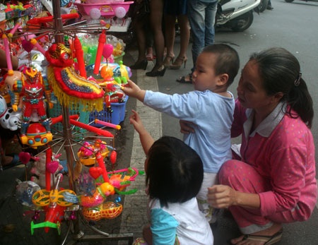 Trung thu phố cổ: Người lớn “chiếm chỗ” trẻ em - 12 Những đứa trẻ lạc lõng do với dàn chân dài phía sau.