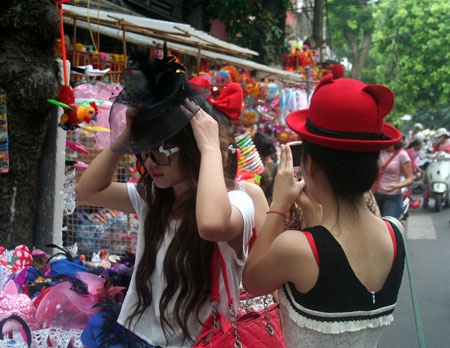 Trung thu phố cổ: Người lớn “chiếm chỗ” trẻ em - 8 Thanh niên nam nữ là lực lượng chính ở phố Trung thu những ngày này