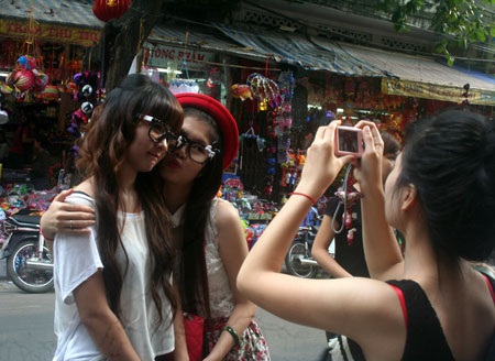 Trung thu phố cổ: Người lớn “chiếm chỗ” trẻ em - 1 Phố cổ trở thành sân chơi của giới trẻ Hà Nội dịp Tết Trung thu