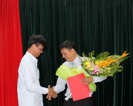 Bổ nhiệm Cục trưởng Cục Hàng không Việt Nam - 1 Ông Lại Xuân Thanh (bên phải) nhận quyết định bổ nhiệm làm Cục trưởng