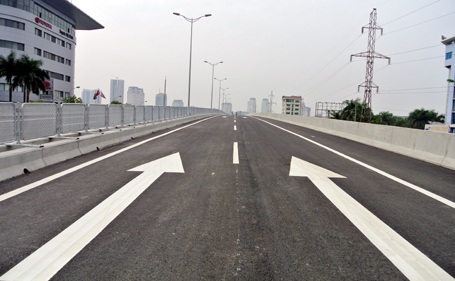 Ảnh tuần qua: Người công nhân vét cống và mức lương 2,6 tỷ đồng - 3 Đường trên cao Hà Nội bị lún sau 10 tháng thông xe. Trong khi đó chủ đầu tư