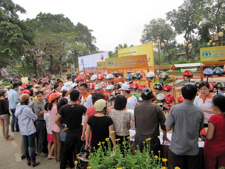 Người dân Hà Nội nô nức đi đổi mũ bảo hiểm giả