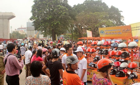 Hàng nghìn người tập trung ở các điểm bán MBH trợ giá với mong muốn sẽ mua