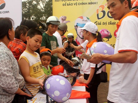 Các em nhỏ cũng nô nức chọn MBH (theo quy định trẻ em trên 6 tuổi