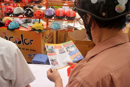 Nhiều người cẩn thận xem lại cách phân biệt mũ thật-giả rồi mới mua mũ