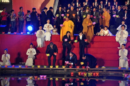 Phó Thủ tướng Nguyễn Xuân Phúc và Bộ trưởng Đinh La Thăng thả hoa đăng