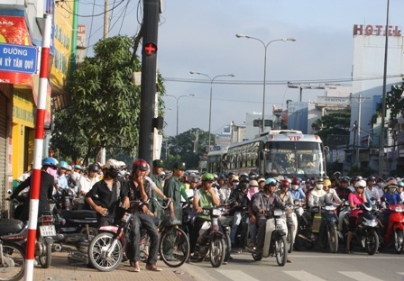Vượt đèn đỏ có thể bị phạt tới 1,2 triệu đồng - 1 Hành vi vượt đèn đỏ sẽ bị phạt nặng (ảnh minh họa: Tùng Nguyên)