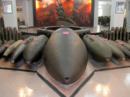 Bom phát quang 12000 LBS