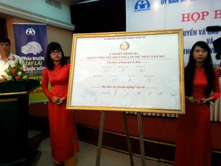 Dân trí đồng tổ chức giải thưởng “Vô lăng vàng” cho các lái xe - 2 Ban tổ chức và các đơn vị, doanh nghiệp ký kết tham dự giải
