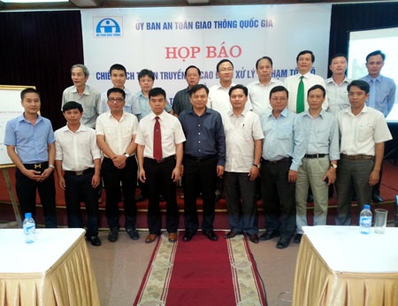 Phó Tổng biên tập Báo điện tử Dân trí - ông Phạm Tuấn Anh (hàng trên, thứ 2 từ trái sang)