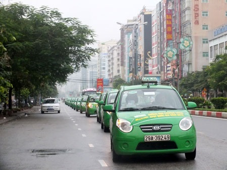 Tập đoàn Mai Linh tăng cường các giải pháp an toàn giao thông - 1 Đoàn xe Mai Linh diễu hành trên đường phố