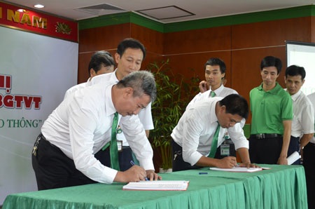 Tập đoàn Mai Linh tăng cường các giải pháp an toàn giao thông - 2 Lễ ký cam kết giữa nhân viên lái xe với Công ty với Ban lãnh đạo Tập đoàn
