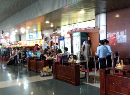 Chấm dứt tình trạng "chặt chém" giá dịch vụ tại sân bay Nội Bài - 1 Áp giá trần, dịch vụ ăn uống tại Nội Bài sẽ chấm dứt nạn chặt chém?